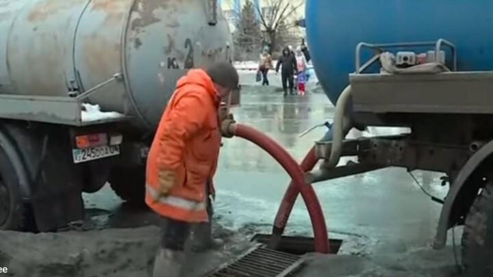 Работники, спасавшие Актобе от весеннего потопа, до сих пор не получили оплату