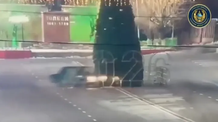 Главную новогоднюю ёлку в Сарыагаше протаранил автомобилист