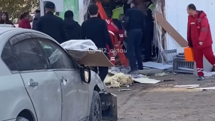 Автомобиль въехал в овощной ларёк с людьми в Актау