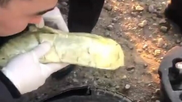 Двух сотрудников полиции с запрещёнными веществами задержали в Атырауской области