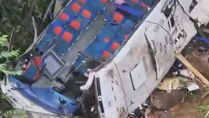 Автобус со школьниками упал в ущелье в Колумбии, погибли 17 человек