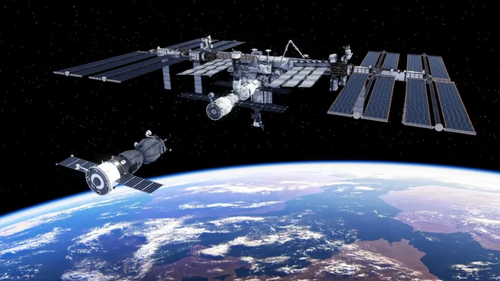 NASA приказало астронавтам перейти на корабль Dragon из-за утечки воздуха на МКС