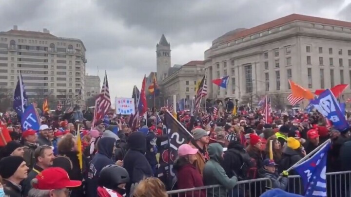 Десятки тысяч сторонников Трампа протестуют в Вашингтоне накануне утверждения итогов выборов