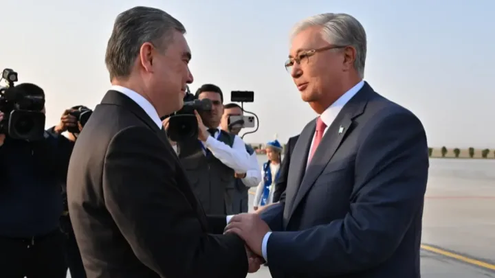  Касым-Жомарт Токаев прибыл в Туркменистан, его встретил Гурбангулы Бердымухамедов