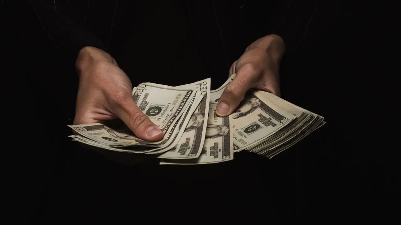 Бывшему замглавы ДКНБ Мангистауской области вынесли приговор за вымогательство 500 тысяч долларов