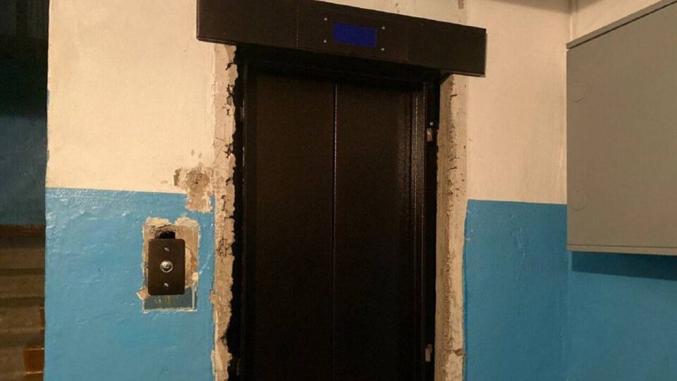 Лифт рухнул в многоэтажке Петропавловска во время ремонта. Погиб человек