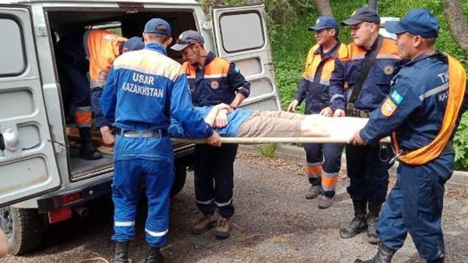 Сломавшего ногу туриста спасли в горах близ Алматы