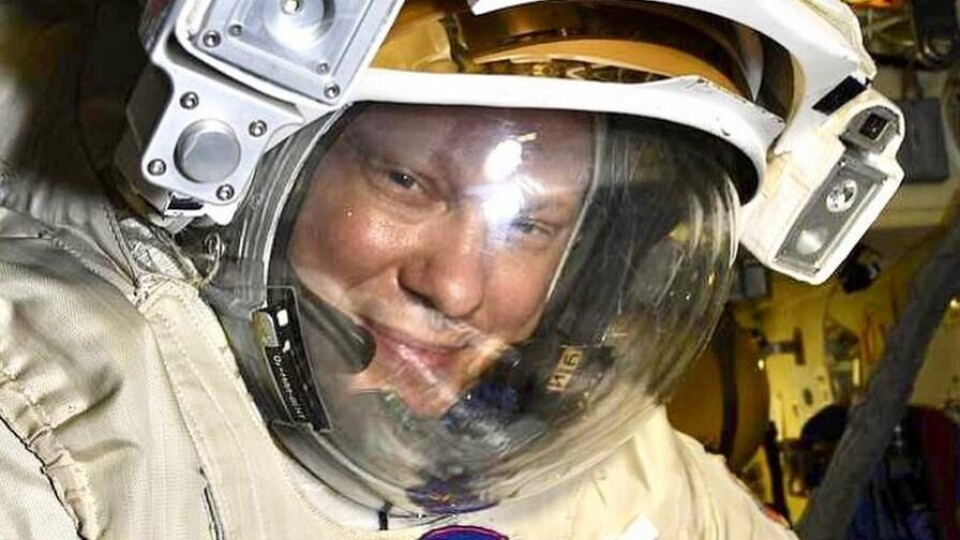 Во время выхода в открытый космос у россиянина Артемьева возникли проблемы со скафандром
