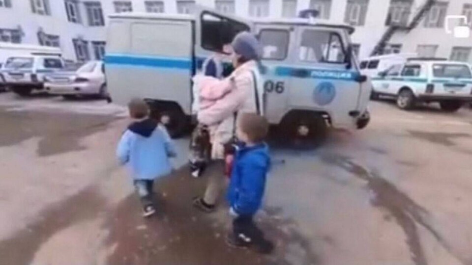 Женщина с тремя маленькими детьми устроила ночлег на автобусной остановке в Уральске
