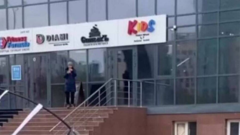 В Нур-Султане умерла женщина, на которую упала металлическая конструкция с ЖК "Номад"