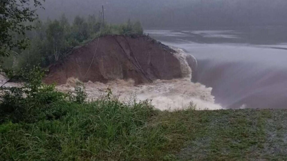 Плотину прорвало на водохранилище в Челябинской области. Несколько сёл уходят под воду