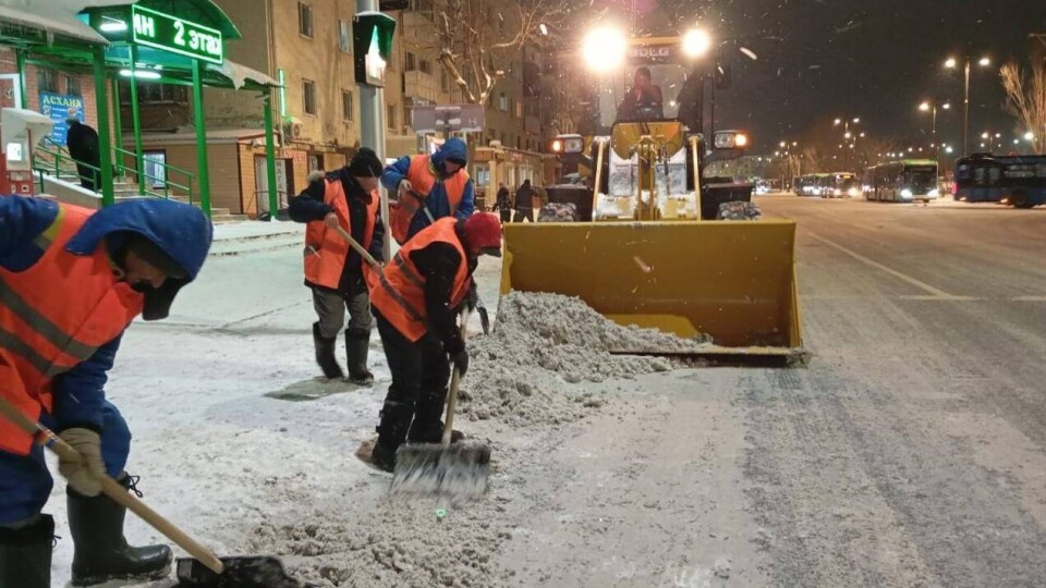Более 1200 спецмашин выходят на уборку снега ночью в Астане