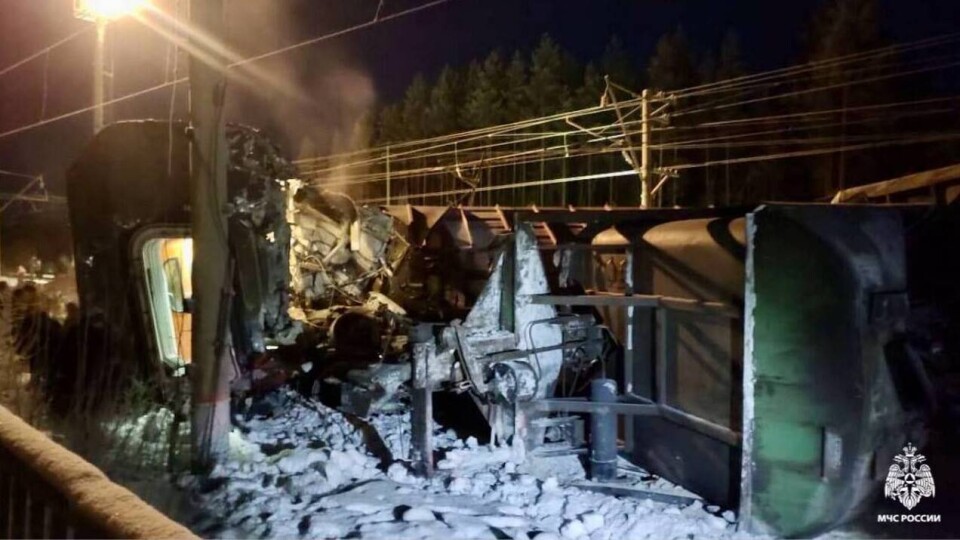 Пассажирский поезд столкнулся с грузовым на севере России. Есть пострадавшие