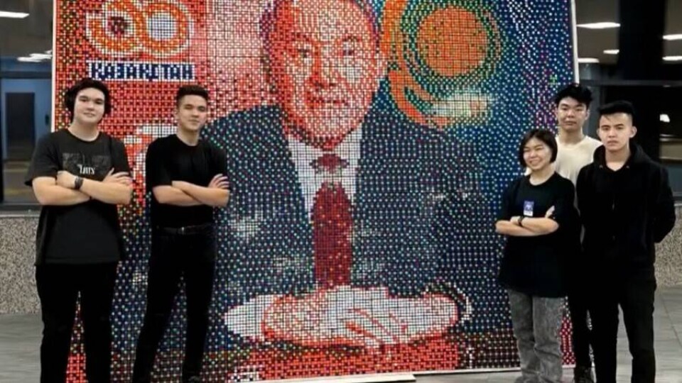 В Семее подростки собрали портрет Назарбаева из 3 000 кубиков Рубика