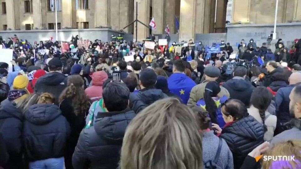 У парламента Грузии возобновилась акция против закона об иноагентах