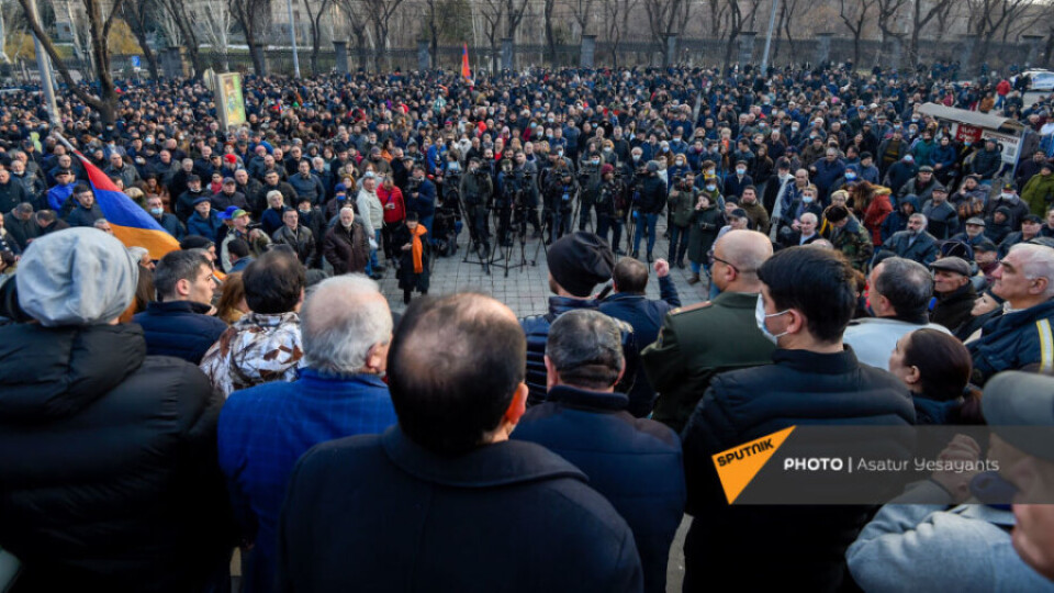 В Армении сорвалось заседание парламента, инициированное оппозицией. Пашинян призвал прекратить уличные акции