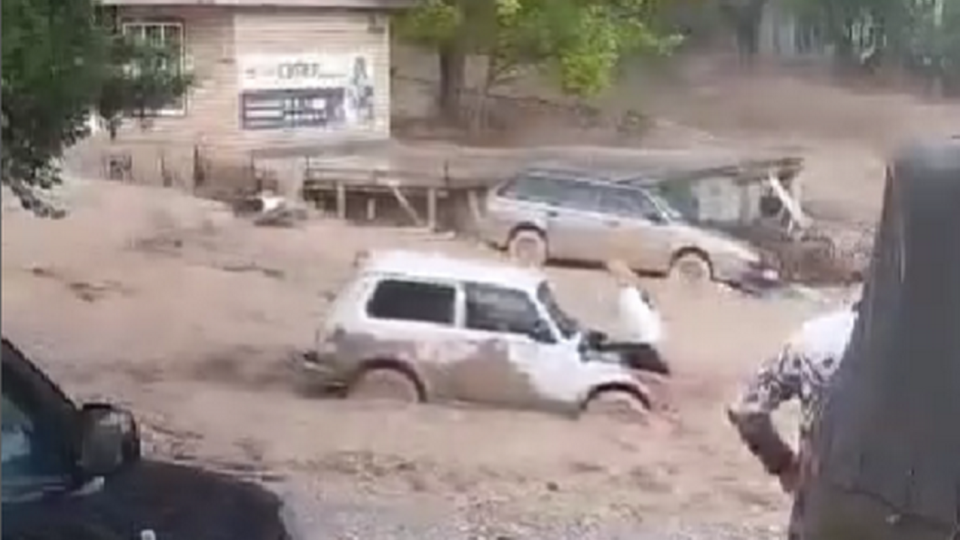 Мощный сель вновь сошёл в Кыргызстане. Потоком унесло автомобили