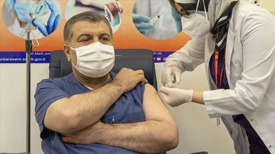 Турция одобрила использование китайской вакцины от Covid-19. Первым привился министр здравоохранения
