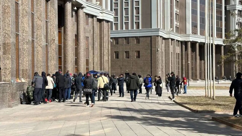 В Астане задержали рабочих из Жанаозена, собравшихся у здания Минэнерго