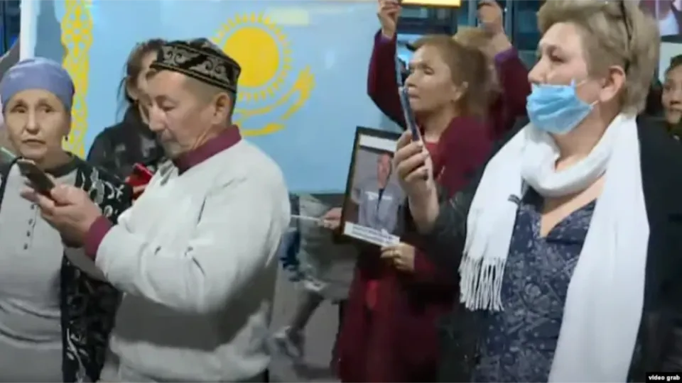 Арон Атабек прилетел в Алматы