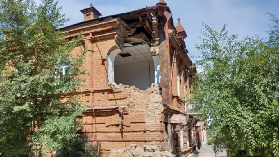 В Семее разрушили старинное здание. Акимат обратился в полицию