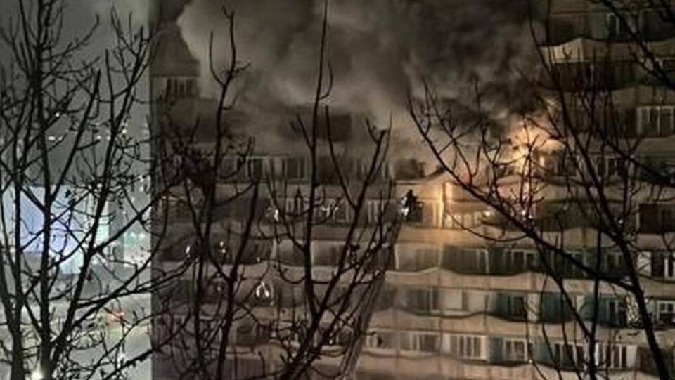 Пострадавший при пожаре в Караганде упал с восьмого этажа на автомобиль