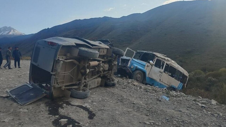 Автобус с пассажирами попал в ДТП на горной дороге к озеру Кайынды. Один человек погиб, шестеро пострадали