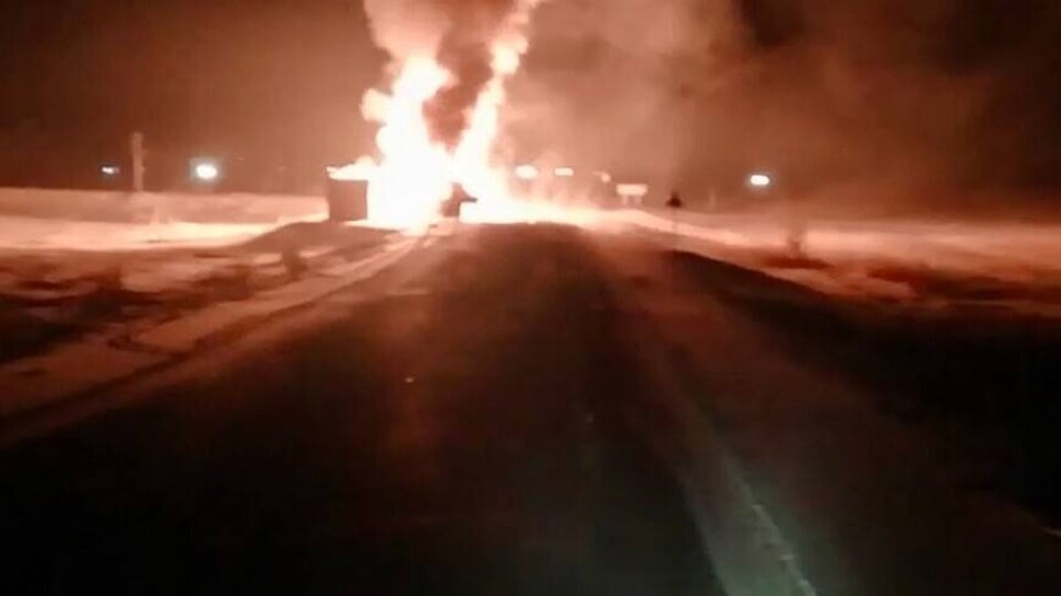 Движение на трассе в ВКО остановили из-за горящей машины и взрывов