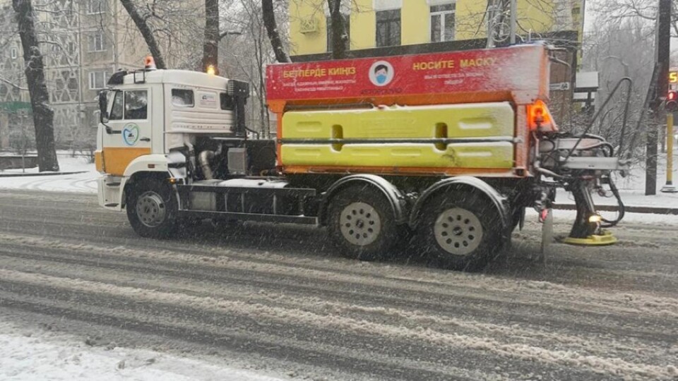 Снегопад в Алматы: полиция призвала водителей уважать друг друга
