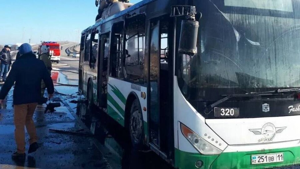 В Кызылорде во время движения загорелся автобус с пассажирами