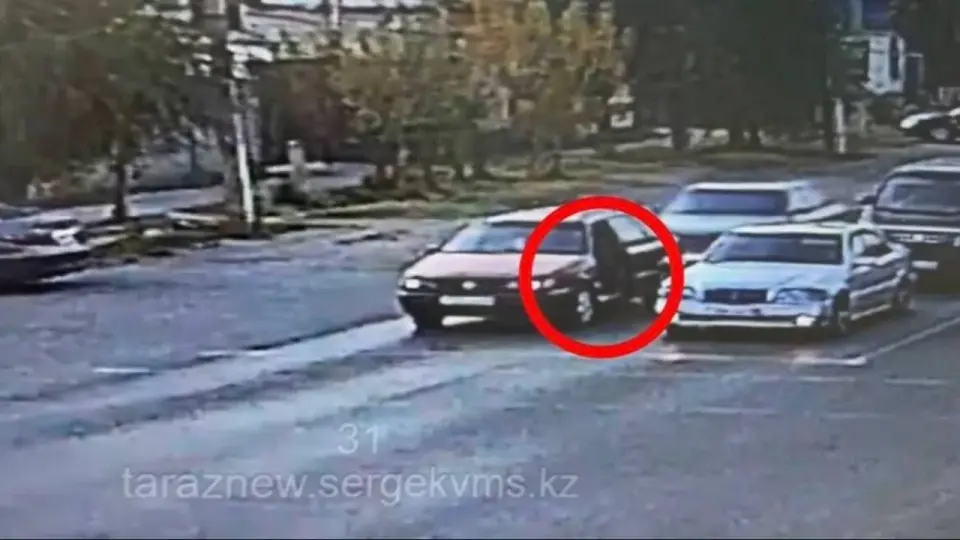 Водитель в Таразе управлял машиной без двери / Кадр с видео Polisia.kz