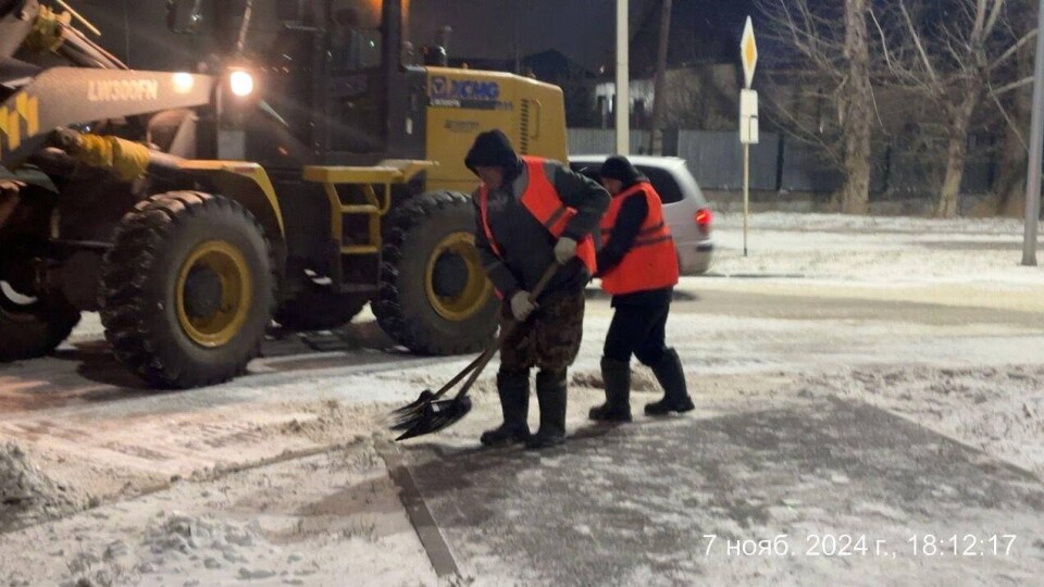 Сотни рабочих расчищают дороги в Астане. Снег в столице продолжится и завтра