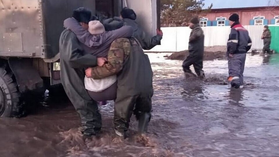 Спасатели ВКО эвакуируют жителей села Новопокровка. Его затопило талыми водами
