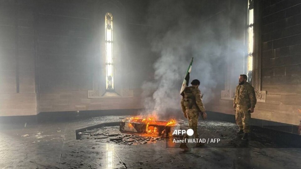 Повстанцы в Сирии сожгли гробницу отца свергнутого президента Башара Асада