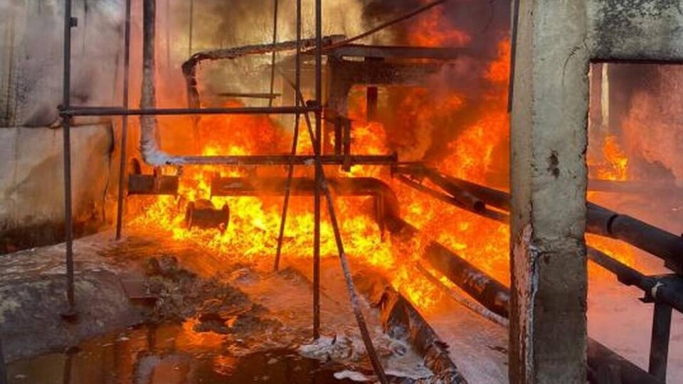 На территории предприятия в Атырау произошёл пожар