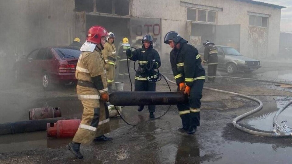 Грузовой автомобиль загорелся на СТО Тараза, есть пострадавший