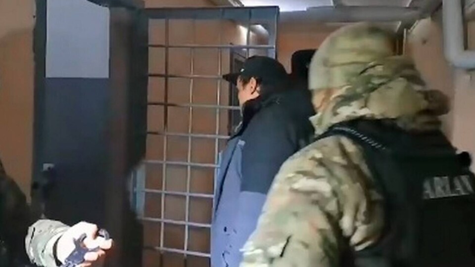 Задержанного в 200 км от Караганды подозреваемого в избиении водителя скорой доставили в ИВС