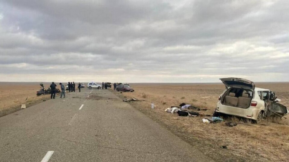 Пять человек погибли в аварии на трассе в Атырауской области