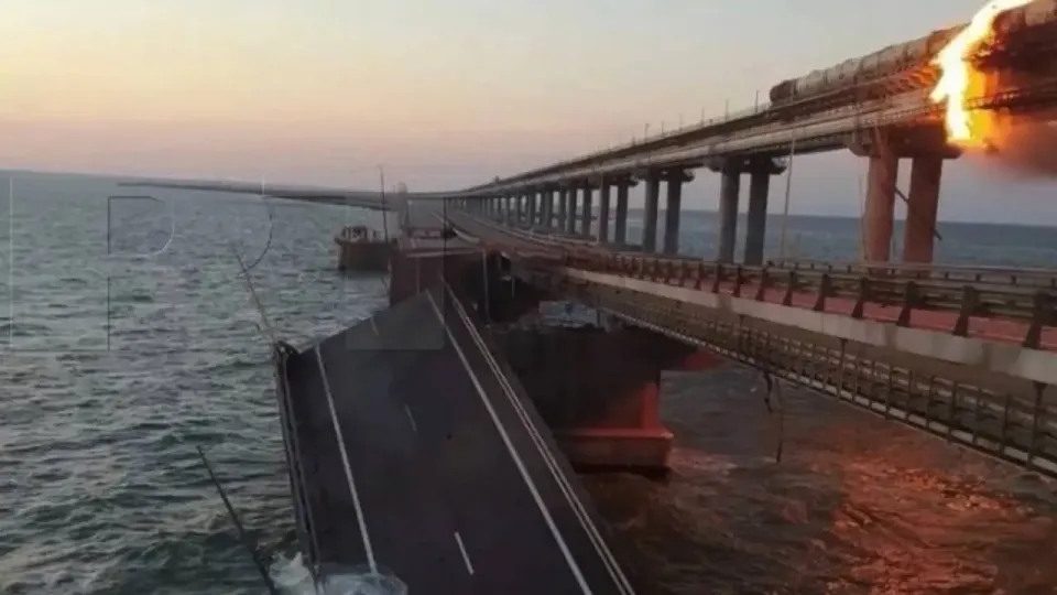 Обрушившийся пролёт автомобильной части Крымского моста / Фото Telegram-канала RT