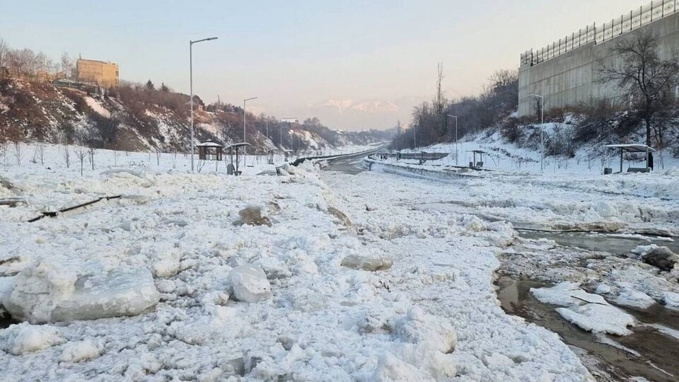 В Алматы на реках начался шугоход. Жителей просят не находиться вблизи русел