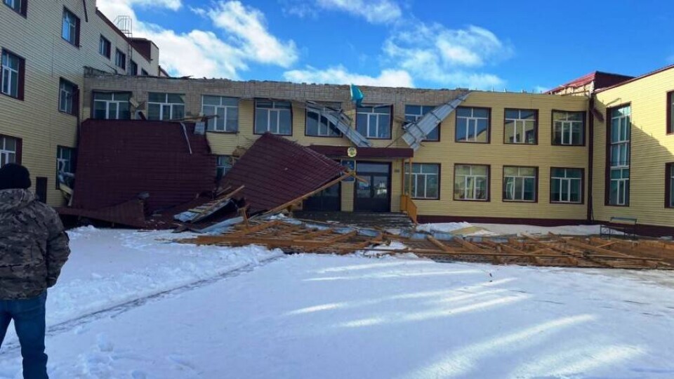 В Атырау ветер сорвал крыши зданий и оставил без света жителей микрорайонов