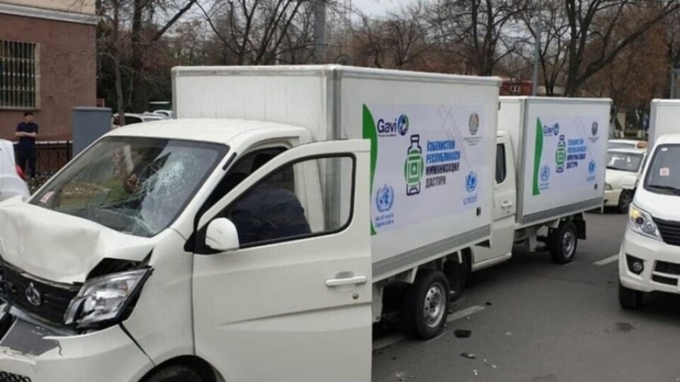 В Ташкенте в ДТП попала колонна подаренных ЮНИСЕФ спецмашин для перевозки вакцин