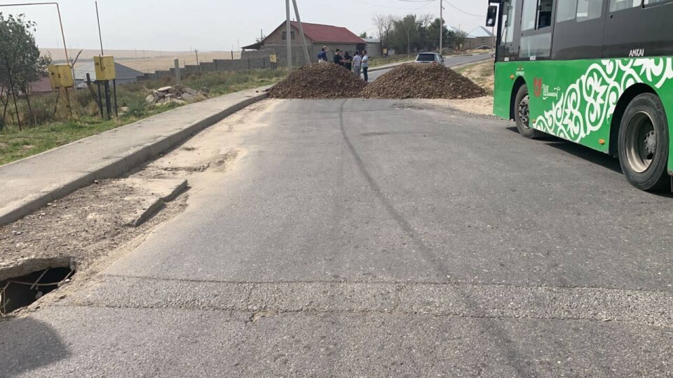 Шымкентского предпринимателя, перекрывшего дорогу в микрорайон, наказали