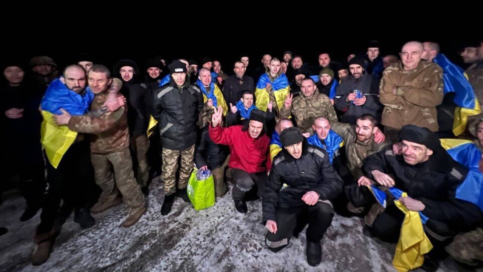 Впервые за долгое время Россия и Украина обменялись пленными. Домой вернулись почти 500 человек