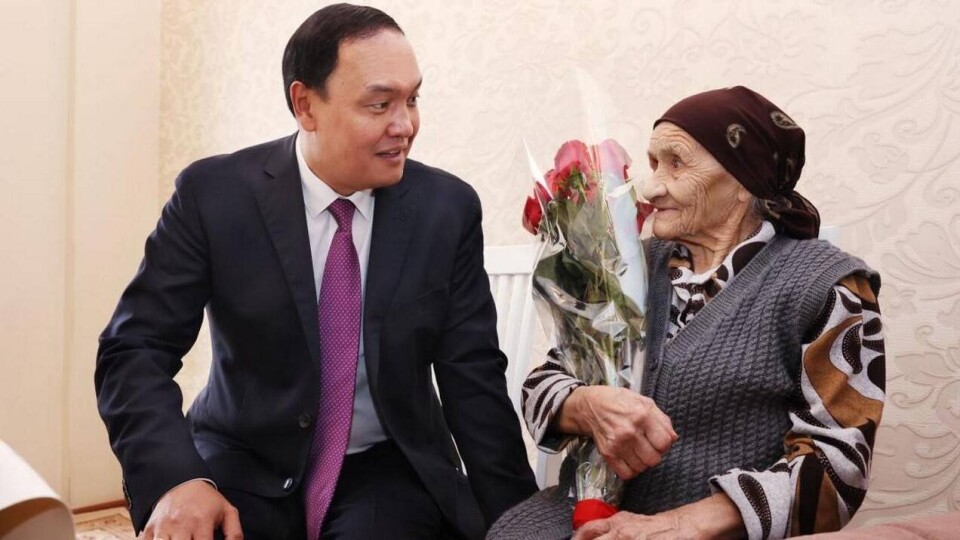 100-летнюю жительницу Тараза поздравил аким области