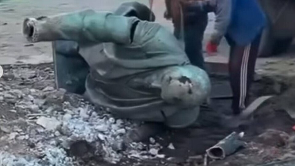 Памятник Ленину уронили во время ремонта площади города Алтай ВКО. Полиция завела уголовное дело