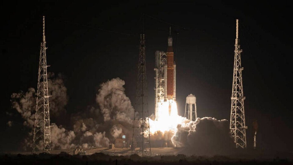 NASA успешно запустило к Луне самую мощную в истории ракету