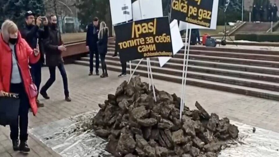 В Молдове протестующие против роста цен принесли к парламенту кизяк