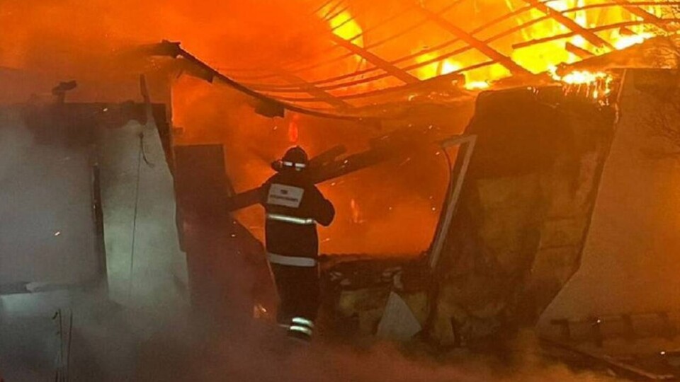 Жилой дом загорелся после взрыва газа в СКО. Пострадали два человека