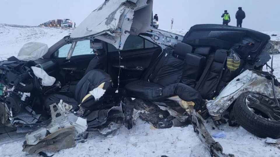 Трое взрослых и двое детей погибли в ДТП на трассе в Атырауской области